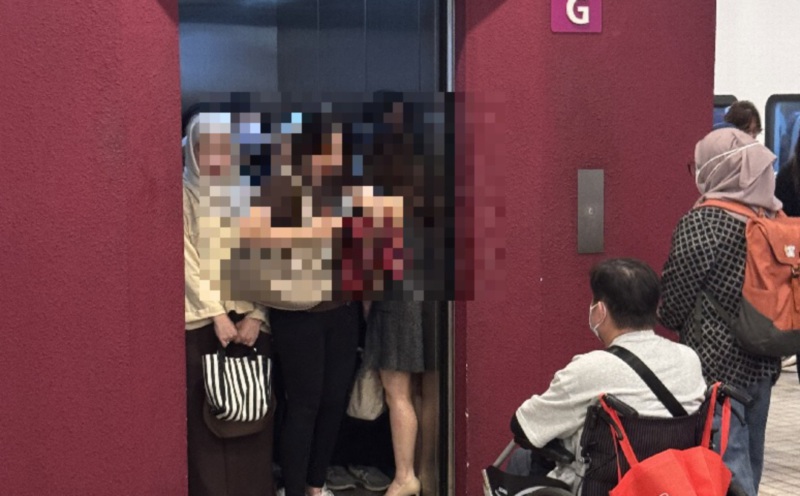 #NSTviral: Wheelchair user waiting for crowded station lift sparks online discussion