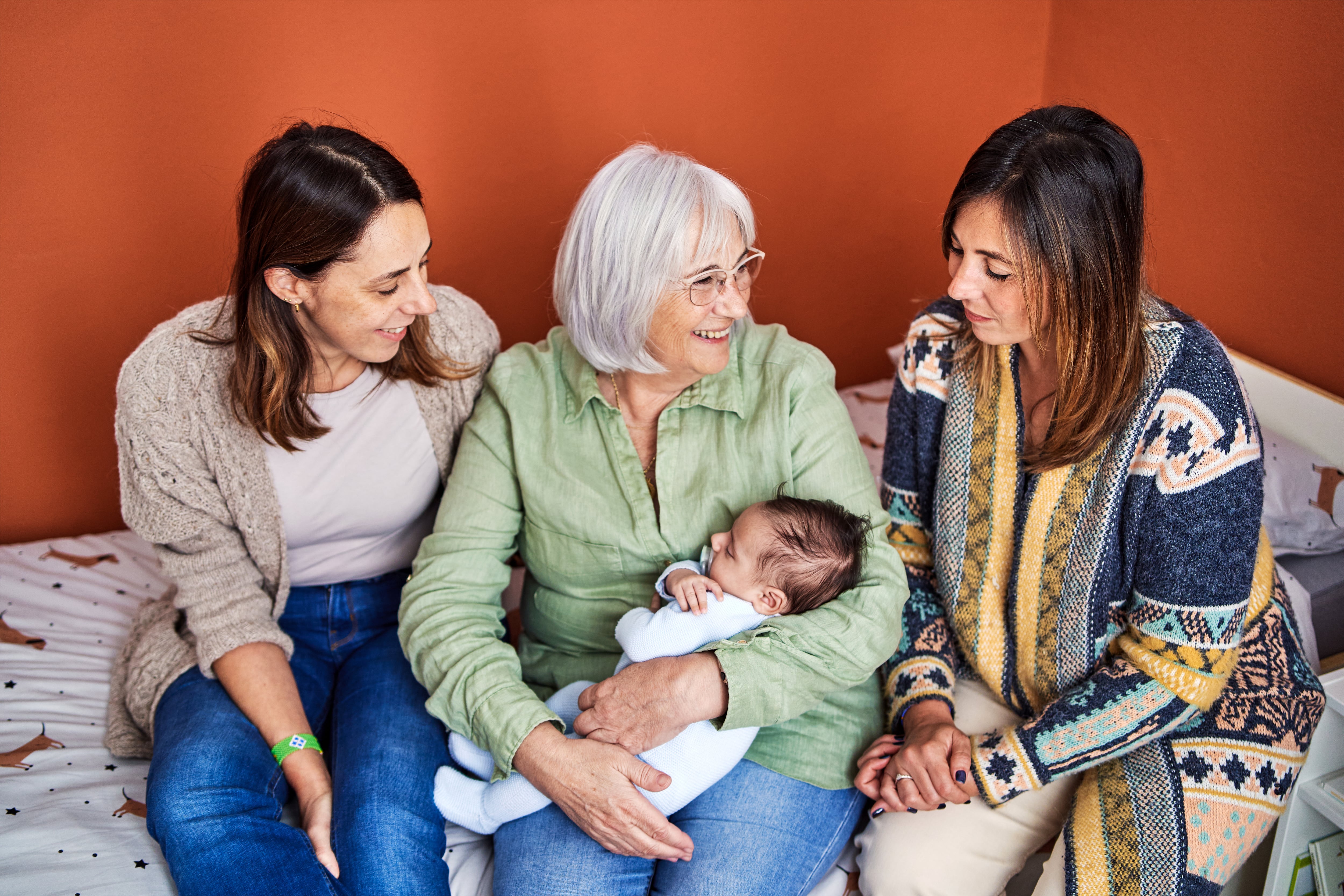 A new hypothesis is seeking the keys to prolonging life in the biology of women, ignored for decades