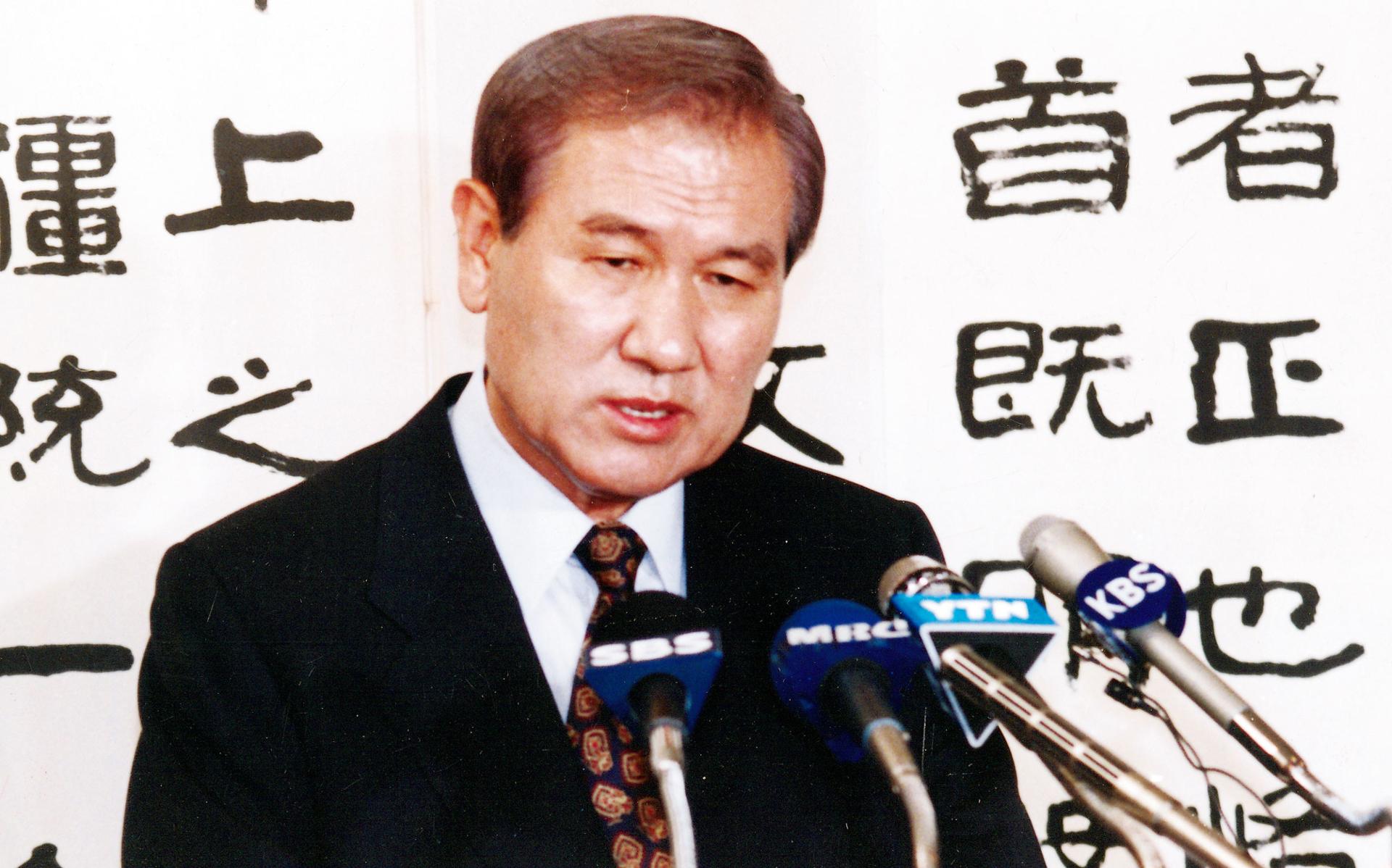 Prosecutors raid home of late President Roh's wife over alleged slush fund