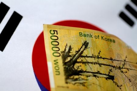 Asia FX set for weekly gains, dollar near 3-mth lows despite U.S. Treasury move