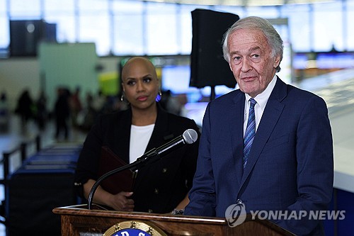 U.S. senator reintroduces bill to expedite humanitarian aid to N. Koreans