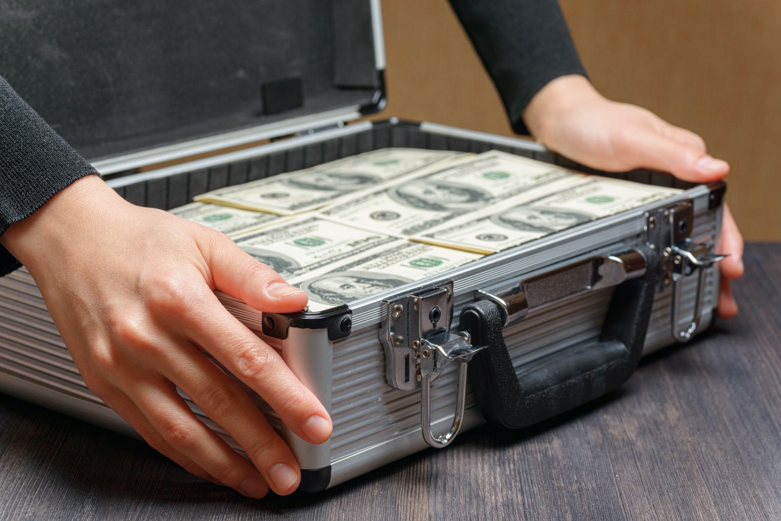 Dollar Tumbles and Gold Prices Jump as US Treasury Boosts Liquidity