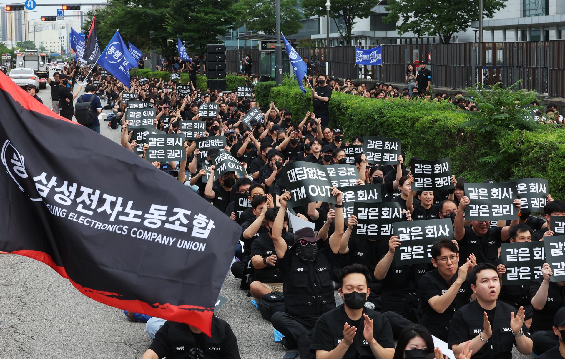 Samsung's semiconductor-consumer divide deepens from pay dispute to labor talks