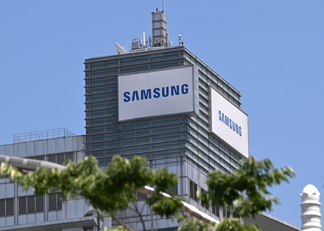 When it comes to stock buybacks, anything SK Hynix can do, Samsung can do bigger