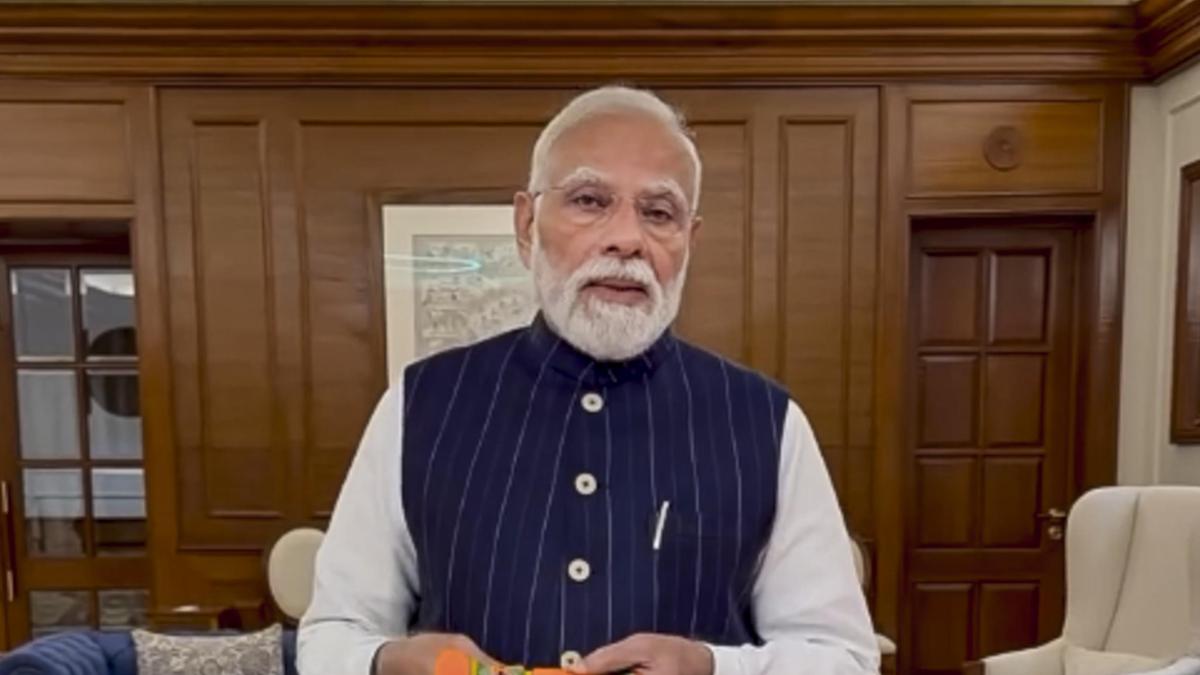 PM urges people to mark National Handloom Day