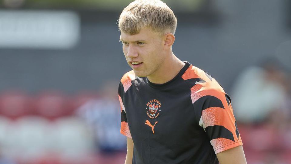 Fylde sign Blackpool midfielder Upton on loan