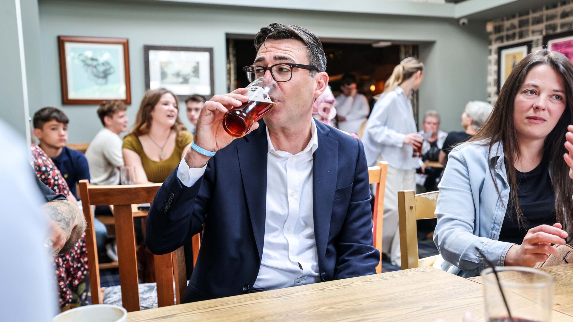 'It is British life': No 10 enters 'vertical drinking' row