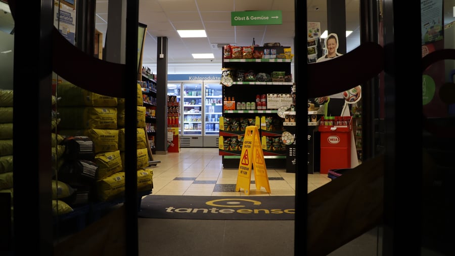 Retail: In this supermarket, admission costs 100 euros