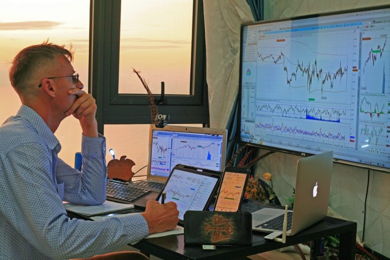 Analysts Question Tom Lee’s ‘Counterintuitive’ Call on Robinhood (HOOD)