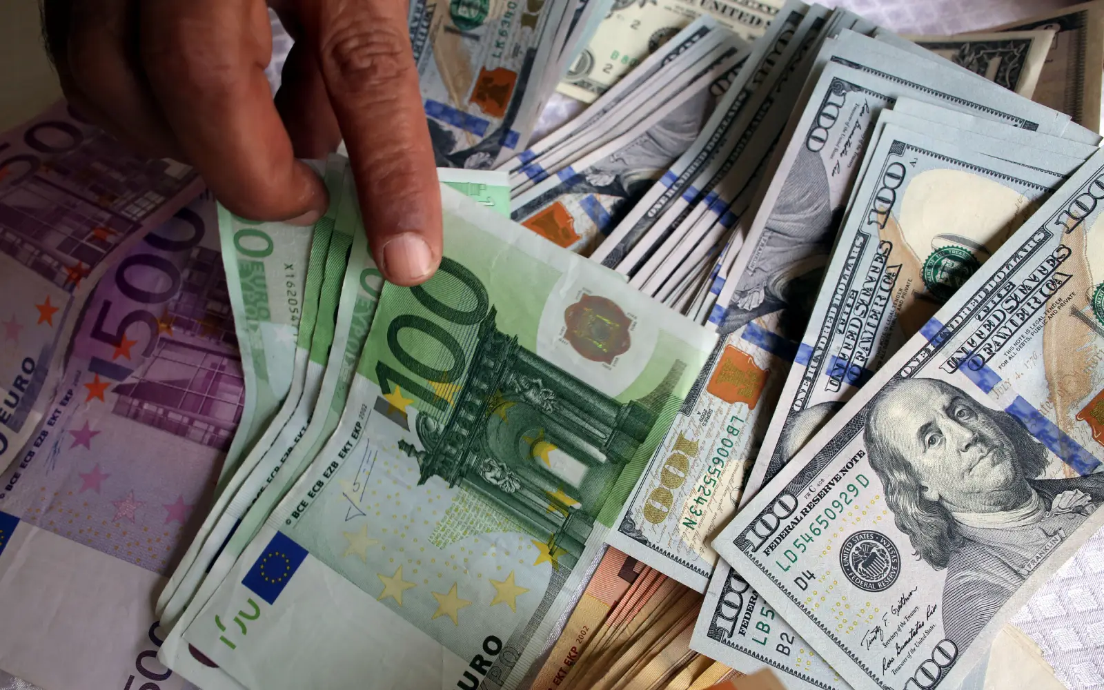 Dollar drifts higher as traders eye Iran talks ahead of US jobs data
