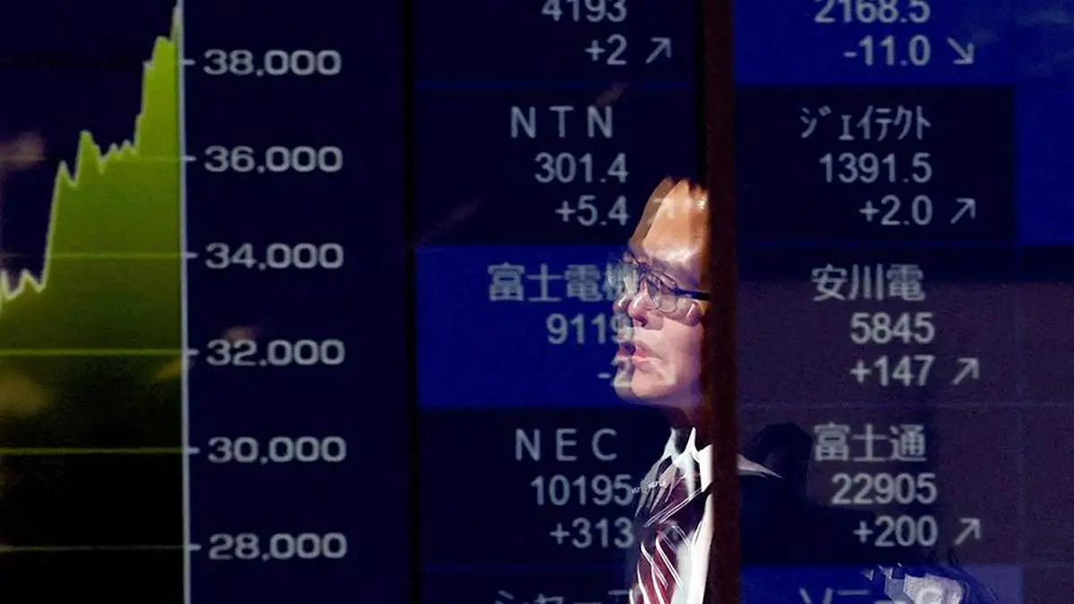 Asian shares pause for US jobs, oil extends gains on Mideast risk