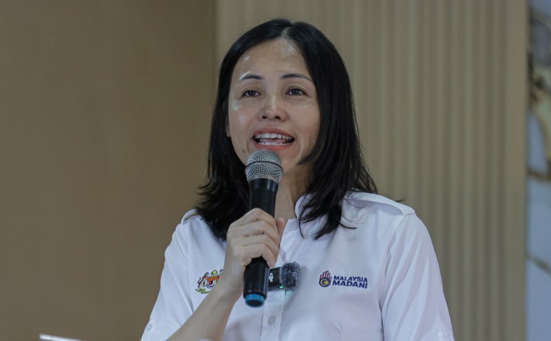 Safe internet campaign highlights parental role, social media ban for under-16s - Teo