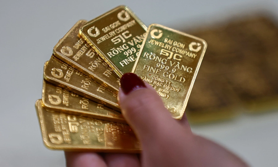 Gold prices fall