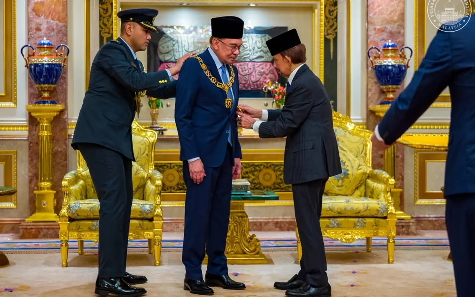 Anwar terima darjah kerabat Brunei