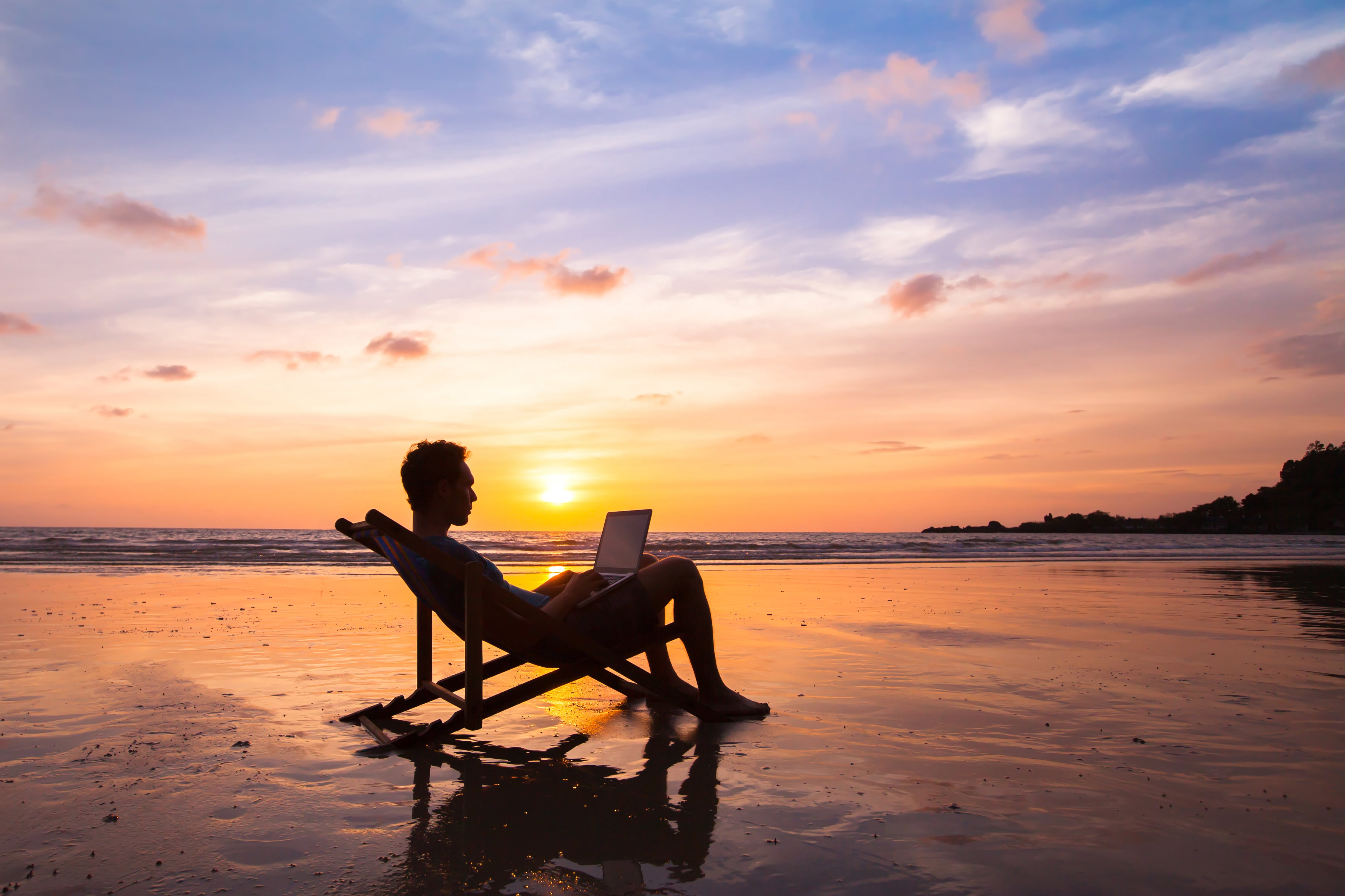 Mojito, pool and farewell: the danger of teleworking in the summer away from your usual residence