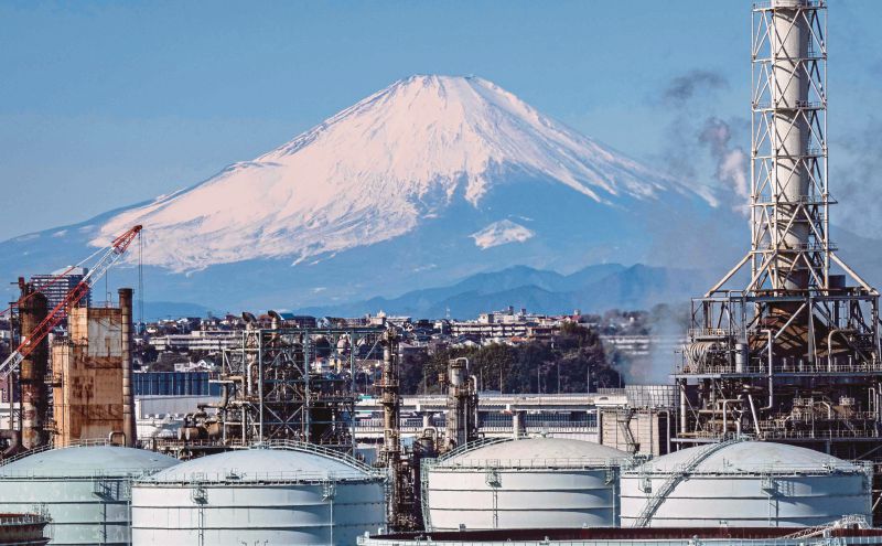 Japan dad ditches 7-year-old for hours to climb Mt Fuji