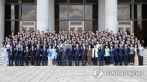 Lee to host all ruling party lawmakers for luncheon next week