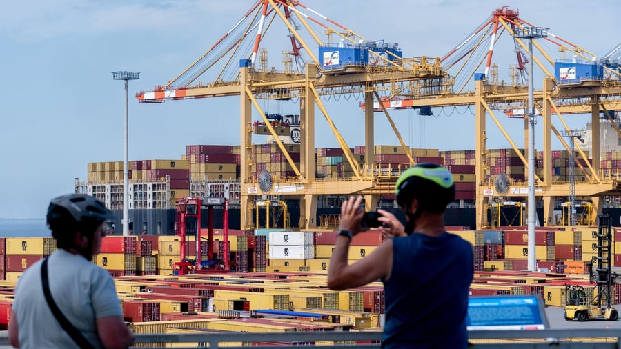 World trade: German exports climb to record high in June