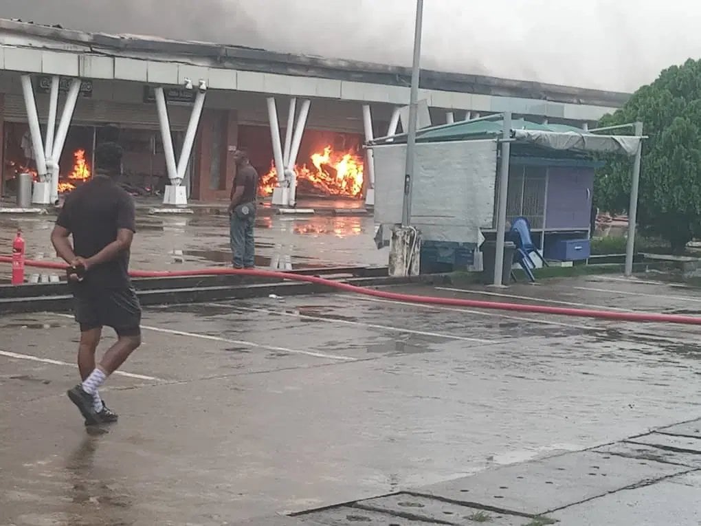 BREAKING: Fire outbreak at popular SPAR shopping outlet in Calabar [VIDEO]