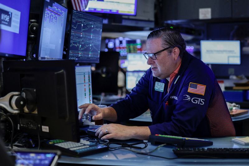 Global equity fund inflows hit three-week high before late selloff