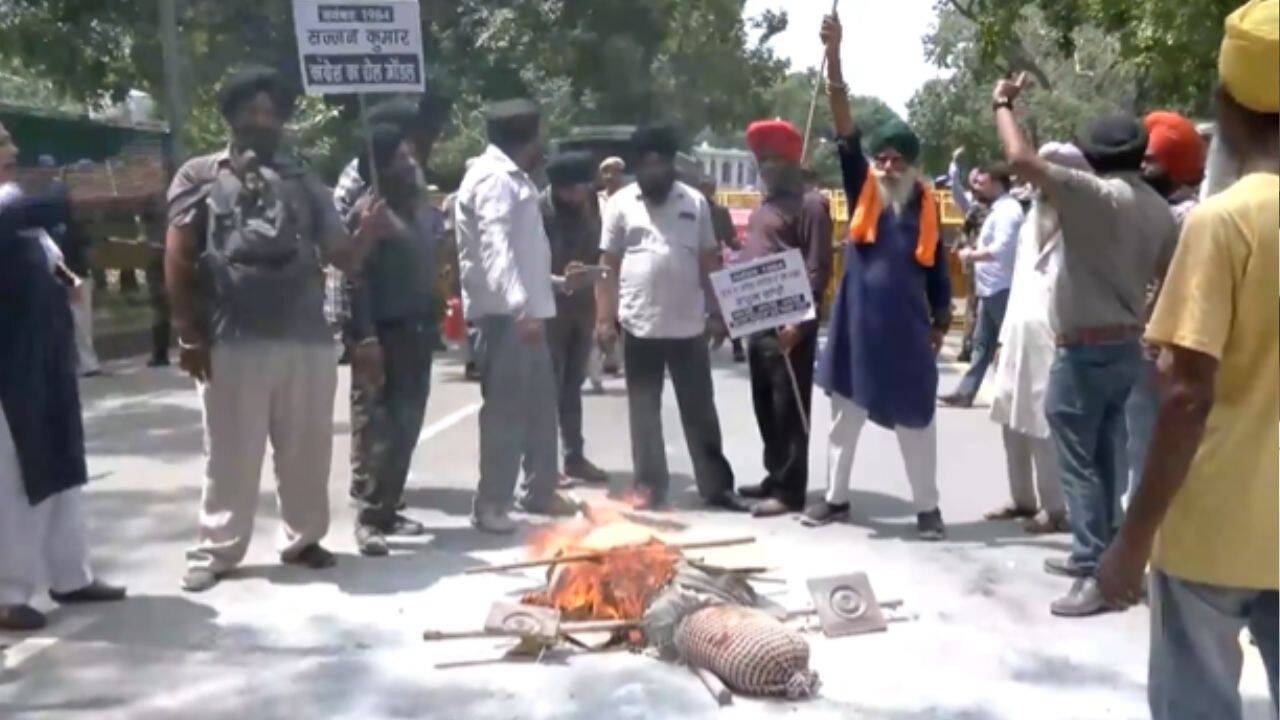 Sajjan Kumar 'role model' post: Sikh leaders protest outside Rahul's residence