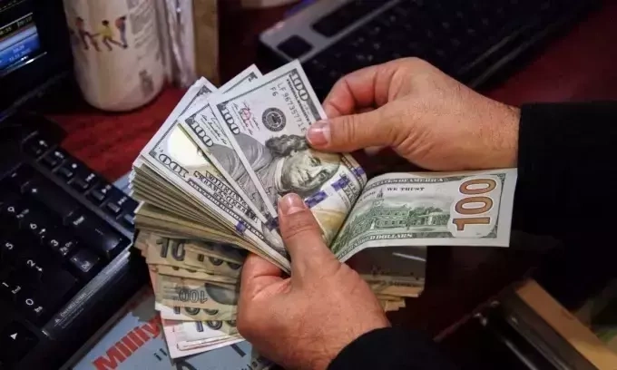 Dollar rises against dong