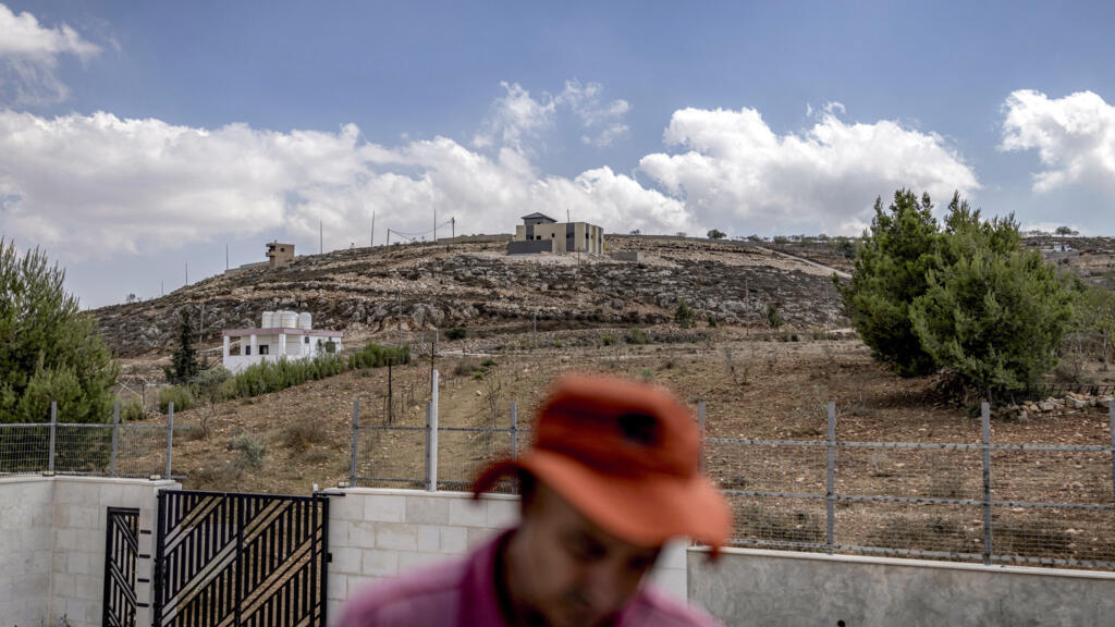 More than 100 former French and UK diplomats urge action against Israeli settlement policies