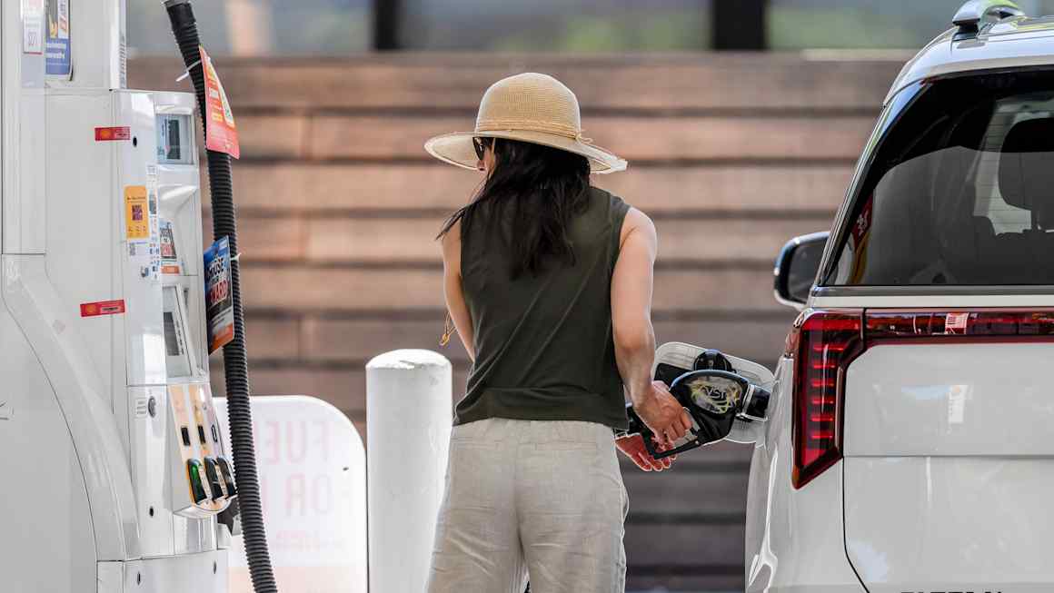 Refining crunch keeps fuel prices high as crude retreats