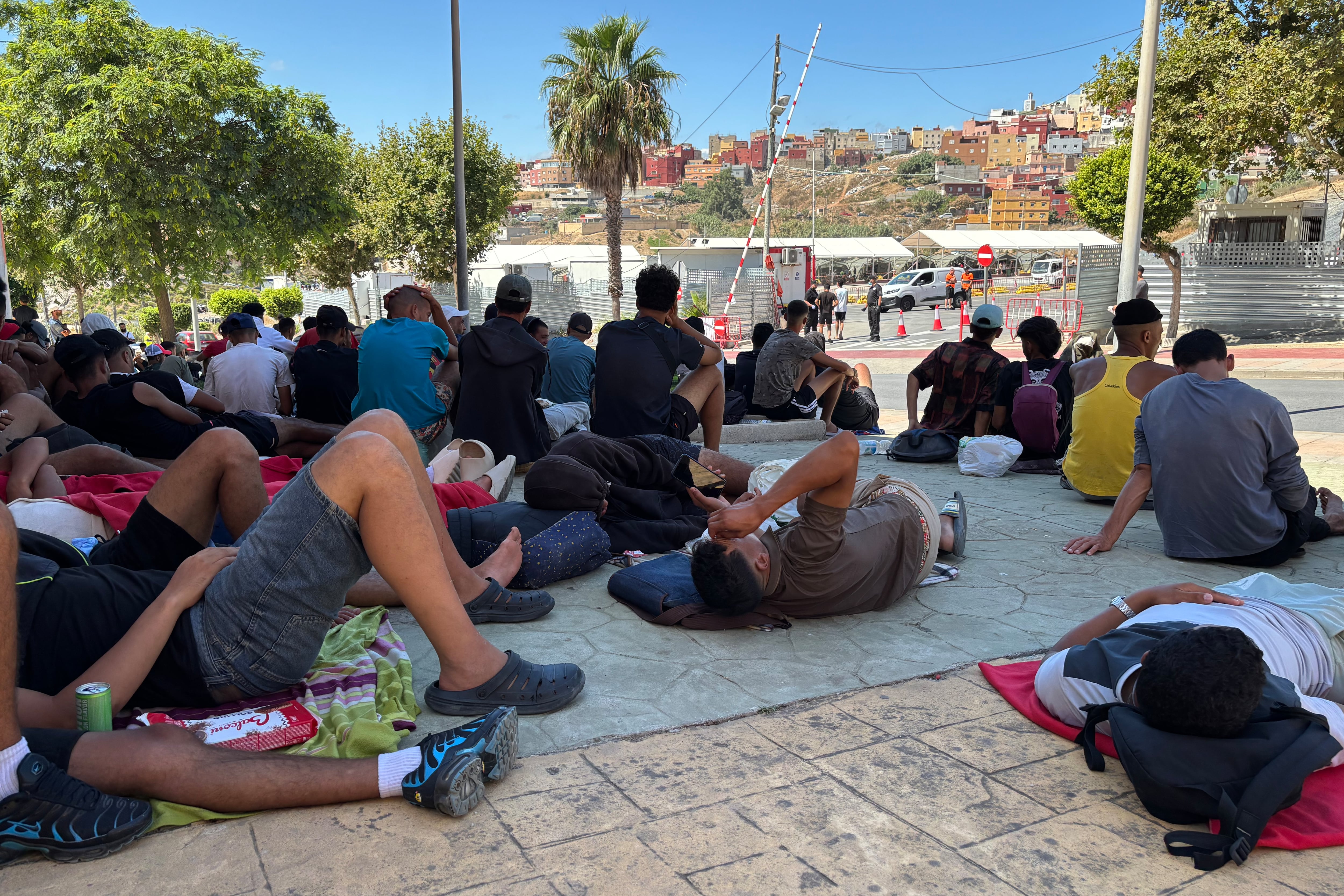 Los migrantes de Ceuta que recelan de los espacios de acogida: “Nos quieren ahí porque es más fácil expulsarnos”
