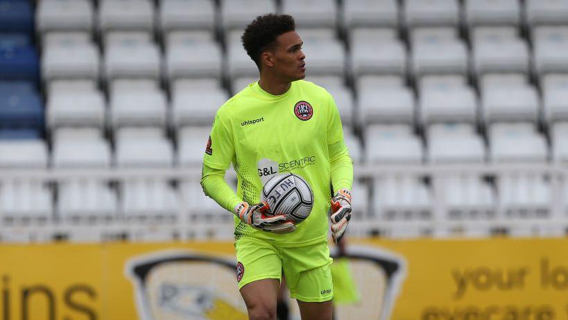 Tamworth sign goalkeeper Lovett