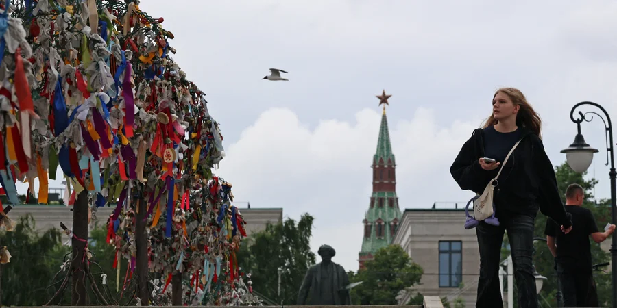 Powerful explosion shakes buildings across Moscow amid air threat warnings - video