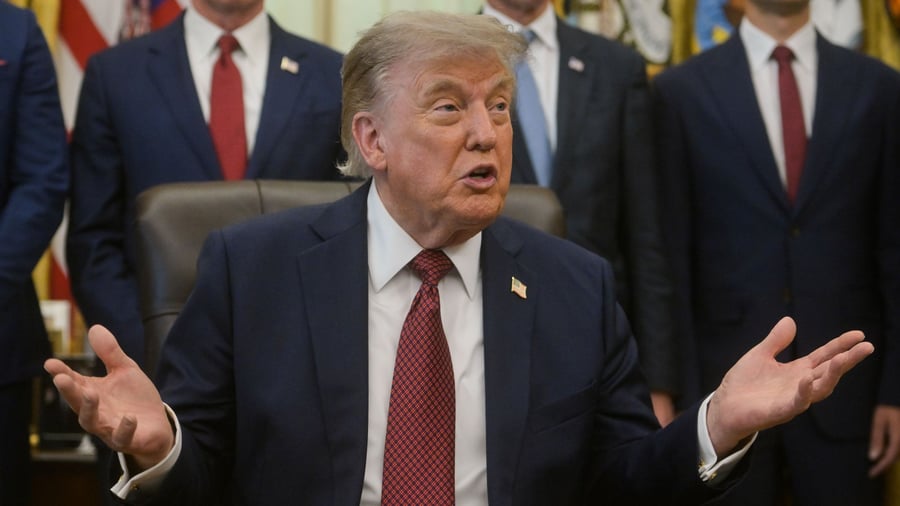 US: Trump limits citizenship by birth - and also targets surrogacy
