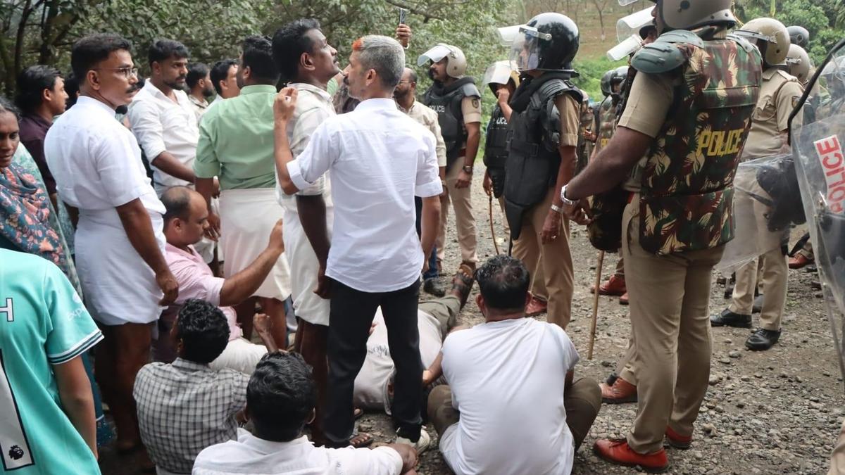 Residents resume protest against poultry waste rendering unit at Ambayathode in Kerala’s Kozhikode