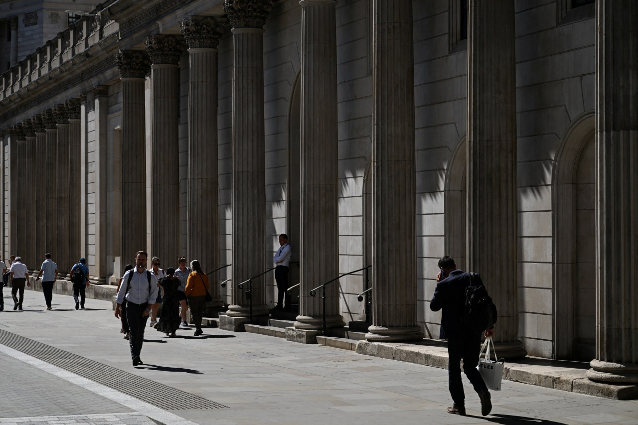 The Bank of England left its key interest rate unchanged while signaling its readiness to raise borrowing costs should high energy prices threaten to a broad pickup in inflation