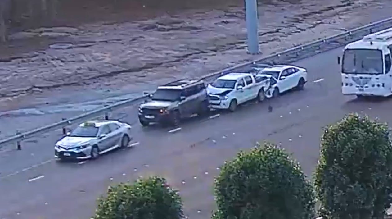Abu Dhabi Police warn drivers against stopping in middle of road