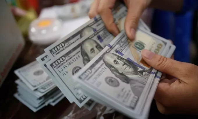 Dollar slides against dong