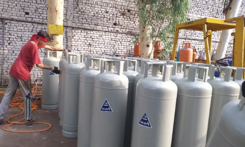 Crackdown on overloading, LPG cylinders in school vans in Lahore