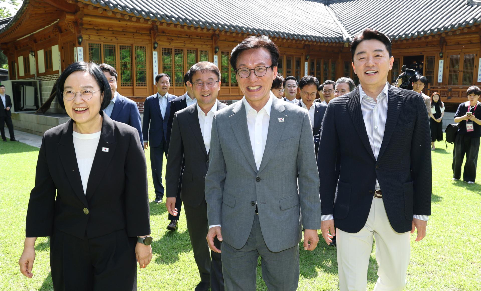Gov't, ruling party discuss housing policy at high-level meeting