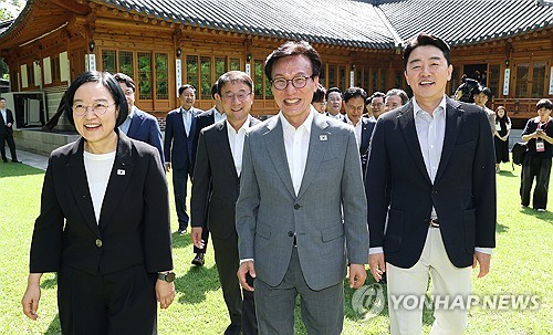 (LEAD) Gov't, ruling party share need to relax tax rule for single-home owners not living in property