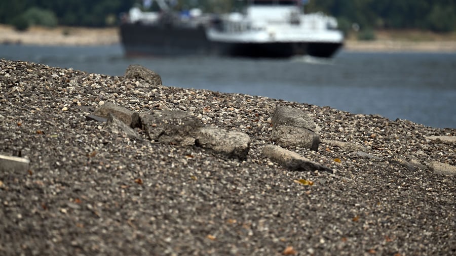 Reaction to low water: First states allow truck transports on Sundays and public holidays