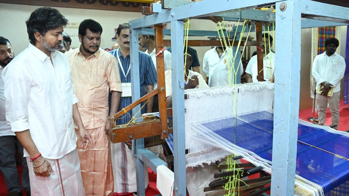 Chief Minister Vijay inaugurates handloom expo