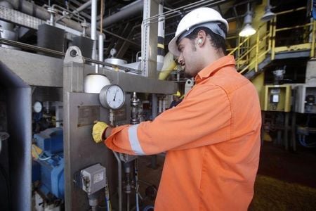 Gulf markets rise as oil prices climb on Iran sanction fears