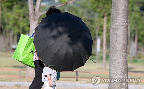 (LEAD) Temperatures soar to record 42 C in southeast