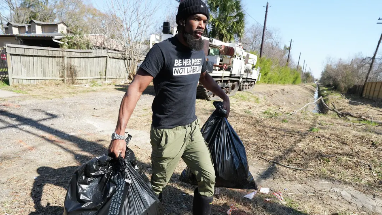 Houston man’s solo trash cleanups grow into 100-volunteer movement
