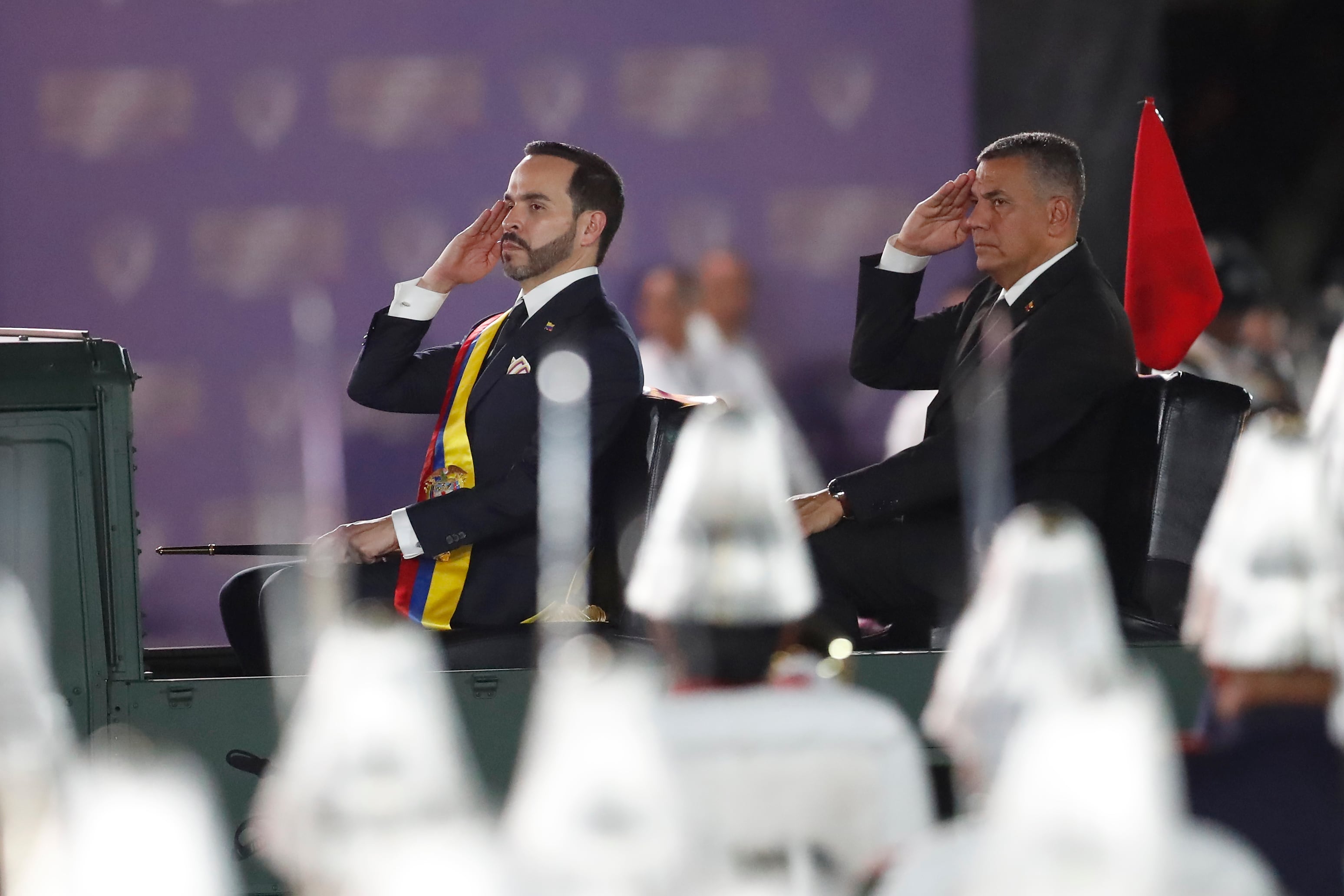 Abelardo de la Espriella swears in before Congress but gives his first speech to the military