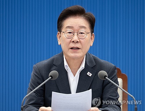 Lee says law is universal principle that should be upheld unwaveringly
