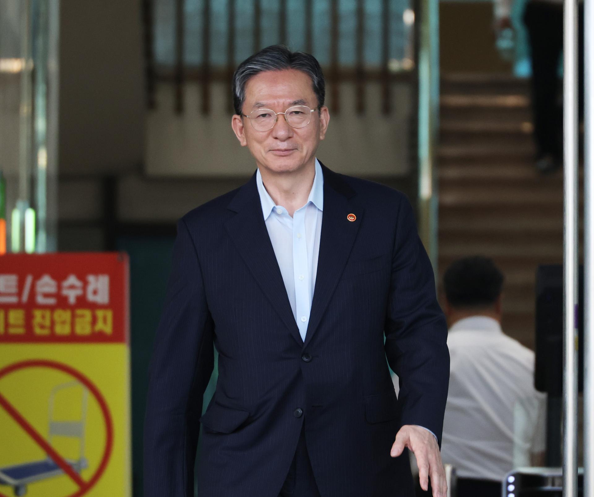 Lee accepts justice minister's resignation: presidential spokesperson