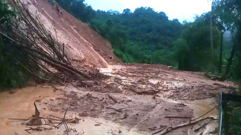 Landslide blocks National Highway 217 in Thanh Hoa
