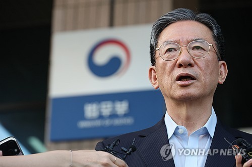 (LEAD) Lee accepts justice minister's resignation: presidential spokesperson