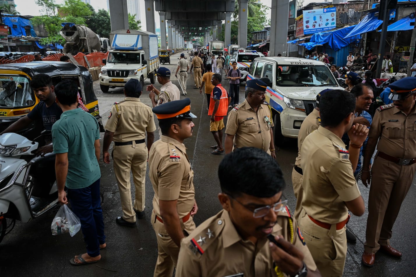 Marathi rule crackdown: Claiming ‘harassment’, migrant drivers block Kandivali Link Road